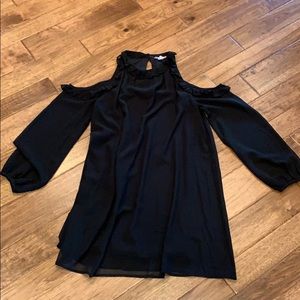 Black dress, open shoulders